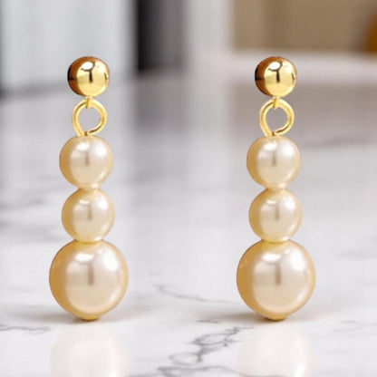 Aretes Con 3 Perlas De Mayor A Menor Elaborado En Oro De 14k